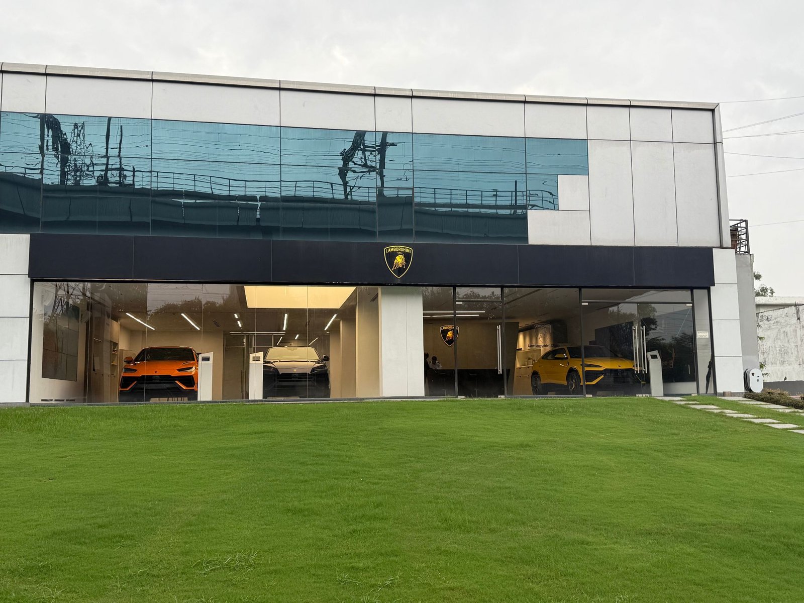 Lamborghini New Delhi Store Image (15)